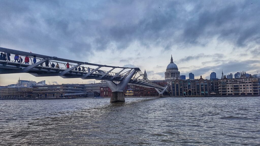 Il Millennium Bridge visto dal Tamigi. Cinque giorni a Londra.